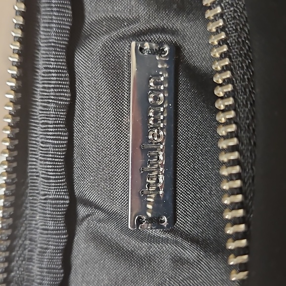 Lululemon crossbody camera bag in black - Picture 5 of 15